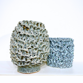 Duo display of the Ceramic Vase in Mineral Blush and Aventurine Green with another complementary vase from the Onda Series, set against a clean white background.