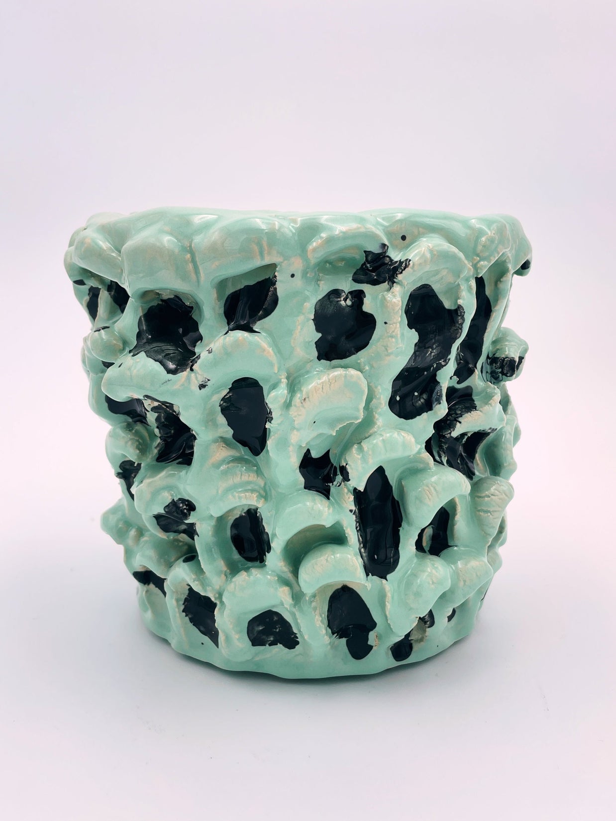 Front view of the Ceramic Vase in Tiffany and Pitch Black, part of the Onda Series, with a light pink background, highlighting its organic wave texture and color contrast.